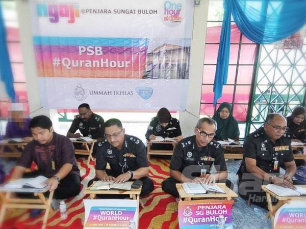 Rosoman (tengah) bersama pegawai dan penghuni membaca surah Al-Rahman sempena #QuranHour. -Foto Sinar Harian ROSLI TALIB