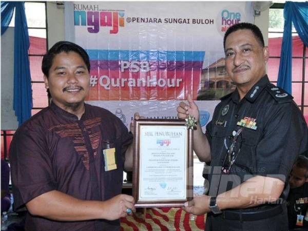 Rosoman (kanan) menerima cenderahati daripada Pengurus Latihan dan Pembangunan Akademi Sinergi Ikhlas, Mohd Harfiz Hamzah (kiri). -Foto Sinar Harian ROSLI TALIB