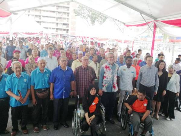 Khalid bergambar bersama penduduk Perumahan Awam Seri Perak Sentul pada majlis perasmian Kempen Kita.