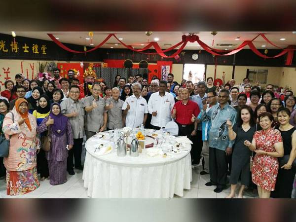 Waytha bersama komuniti dan rakan perpaduan Terengganu pada Majlis Ramah Mesra di Dewan Persatuan Buddhist Terengganu di sini hari ini.
