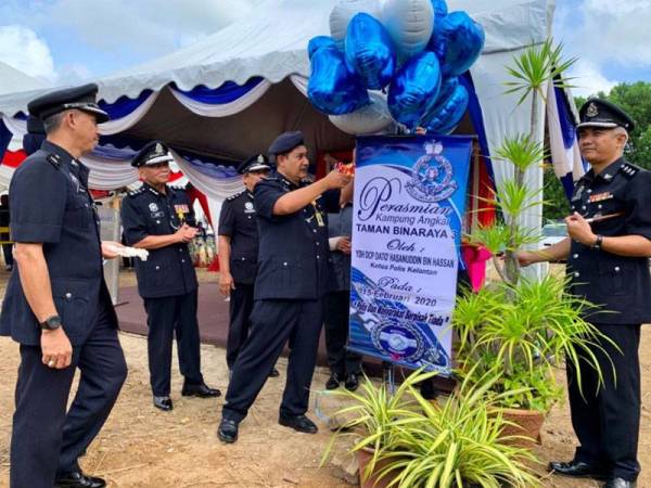 Abdullah menyempurnakan gimik majlis Perasmian Kampung Angkat Taman Binaraya 3, Limbat di sini hari ini.