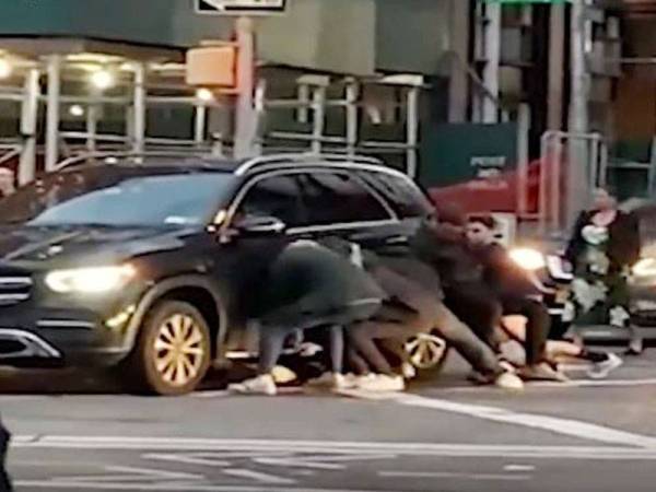 Veronika, 25, tersepit bawah SUV dalam kemalangan di persimpangan Jalan Delancey dan Norfolk