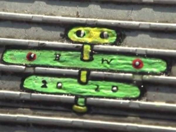 Gula-gula getah telah dipijak dilukis semula menjadi hasil karya seni yang cukup hebat. - Foto AFP