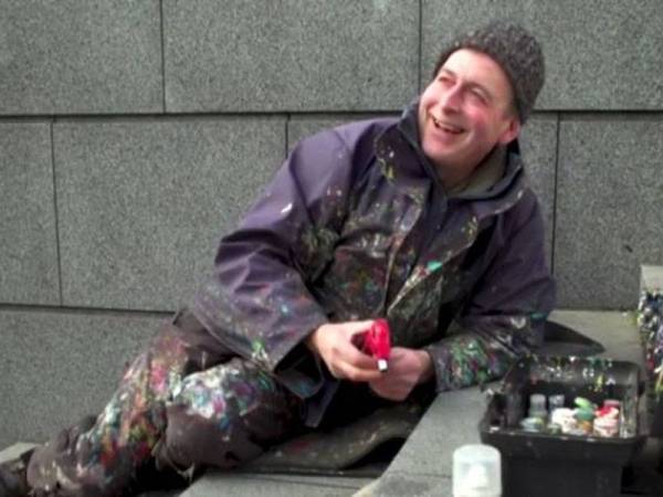 Ben Wilson berada di kaki lima untuk melukis di atas gula-gula getah yang ditemuinya. - Foto AFP