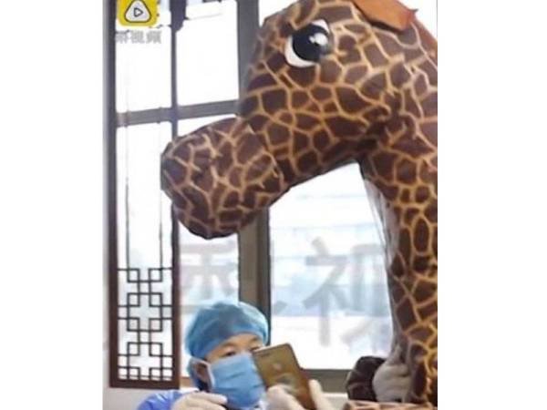 Wanita menyarung kostum zirafah untuk ke hospital bagi mengambil ubat bapanya mencuri perhatian netizen.