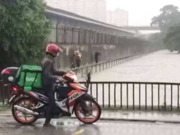 Keadaan laluan berkenaan yang dinaiki air berisiko kepada pejalan kaki.