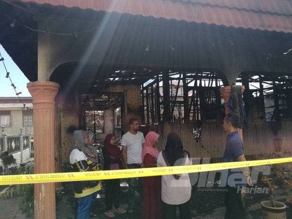 Jiran tetangga mengunjungi rumah Melati yang musnah dalam kebakaran malam kelmarin.