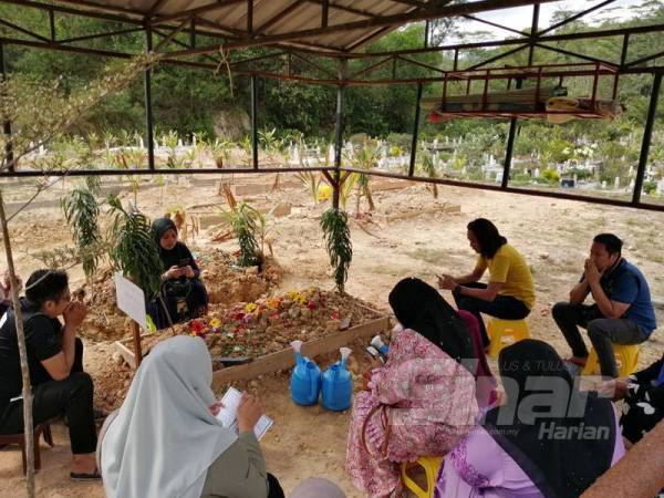 Orang awam yang menziarahi pusara Abam sewaktu tinjauan Sinar Harian petang tadi.