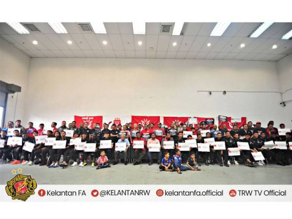 Pengurusan, pemain dan penyokong setia TRW bergambar kenangan selepas majlis berkenaan.- Foto Kelantan FA
