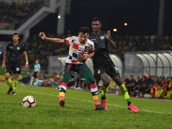 Pemain Perak J. Partiban (kanan) mengasak pemain Kedah, Mohd Rizal Mohd Ghazali pada Perlawanan Unity Shield 2020 di Stadium Perak malam ini. - Foto Bernama