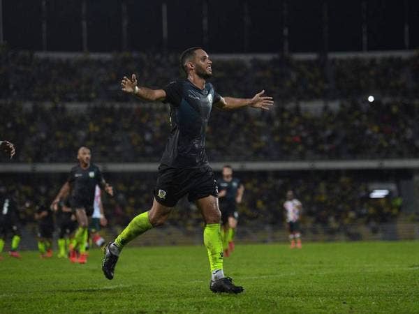 Pemain Perak Raianderson Da Costa (kiri) meraikan gol jaringannya ketika bertemu pasukan Kedah pada Perlawanan Unity Shield 2020 di Stadium Perak malam ini.- Foto Bernama