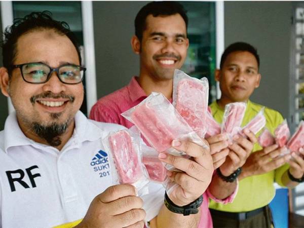 Aiskrim berperisa buah tin yang sedia untuk dijual.