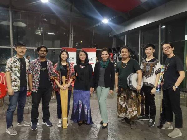 Ayam Cripsy sempat rakam gambar kenangan selepas membuat persembahan pada program bual bicara RTM tahun lalu.