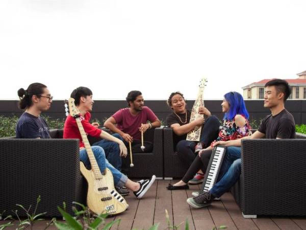 (Dari kiri) Kar Ming, Roy, Sing Hau, Shaddad, Ji Yong dan Tasneem sering meluangkan masa bersama di Sky Lounge UCSI University di luar waktu kuliah.