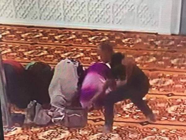 Rakaman CCTV mendapati suspek mencuri beg ketika mangsa sedang solat di sebuah masjid di Sungai Besi.