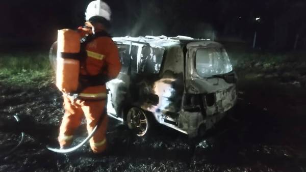 Anggota JBPM berusaha memadamkan kebakaran itu.