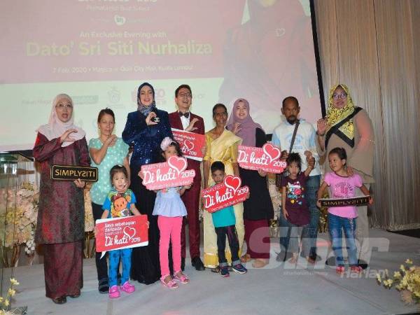 SITI NURHALIZA (tiga dari kiri) dan Zuraida (kiri) bergambar bersama keluarga dan kanak-kanak pesakit jantung pada Majlis Makan Malam SimplySiti Di Hati 2019 Bersama Datuk Seri Siti Nurhaliza di Kuala Lumpur baru-baru ini.