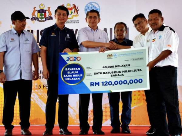 Salahuddin (empat, kanan) menyampaikan replika cek Elaun Sara Hidup Nelayan berjumlah RM120 juta bagi tahun 2020 kepada Pengerusi Persatuan Nelayan Kebangsaan, Abdul Hamid Bahari (kanan) -Foto Bernama