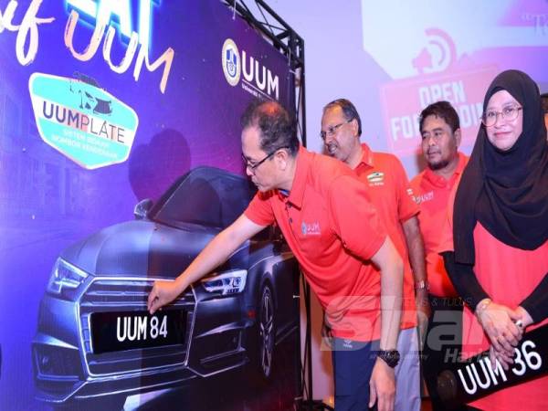 Ahmad Bashawir menyempurnakan gimik pelancaran plat eksklusif UUM di Dewan Mu’adzam Shah hari ini.