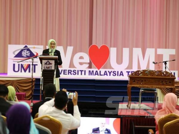 Nor Aeini ketika berucap sempena Program Perhimpunan Warga Staf dan Pelajar Bil 2 Tahun 2020, di Dewan Sultan Mizan, UMT di sini hari ini. 