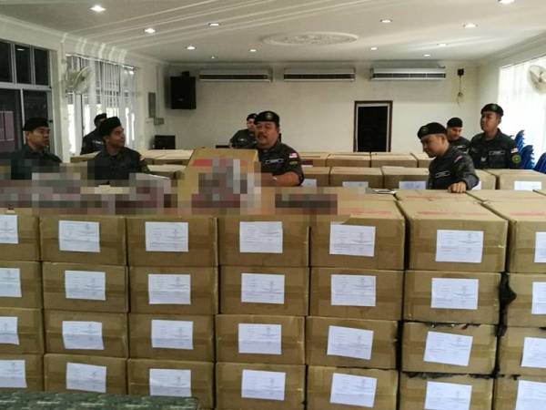 Sebanyak 13,550 karton rokok bernilai RM2,709,200 rokok dirampas anggota Aksem di Sungai Petani.