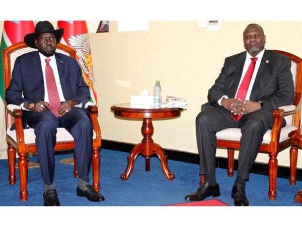 Kiir (kiri) dan Machar berdepan tekanan antarabangsa untuk menyelesaikan krisis mereka menjelang tarikh akhir pada 22 Februari ini. - Foto Agensi