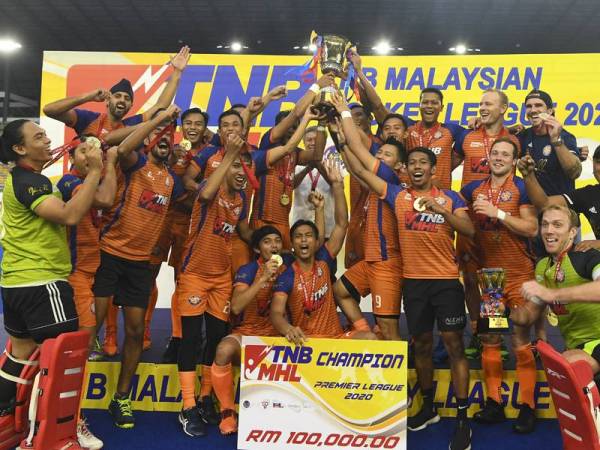 Pemain UniKL menjulang trofi kejuaraan liga setelah menamatkan saingan musim ini dengan rekod tanpa kalah selepas seri 1-1 menentang TNB di Stadium Hoki Nasional Bukit Jalil hari ini. - Foto Bernama