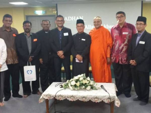 Dr Balachandran (tiga dari kiri) sewaktu menghadiri Forum Harmoni di Masjid Wilayah, Kuala Lumpur.