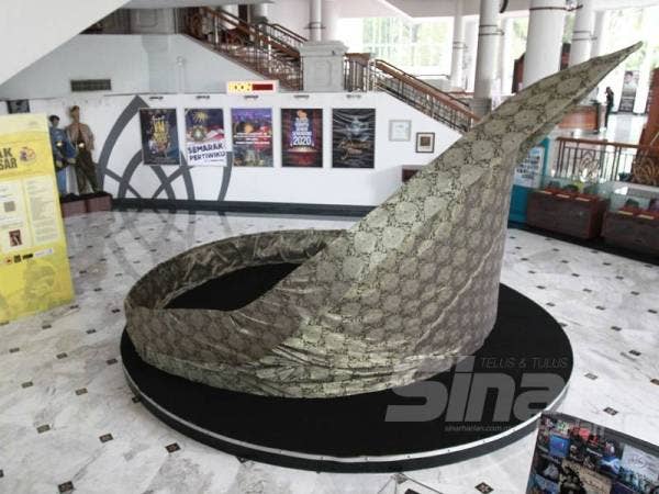 Tanjak gergasi menjadi tarikan di pameran berkenaan. - Foto Zahid Izzani