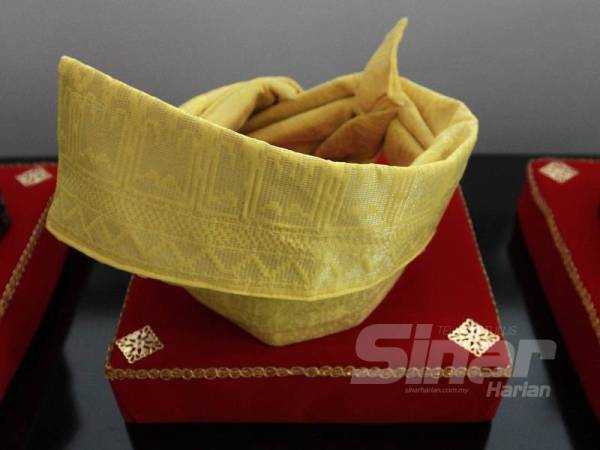 Destar Dendam Tak Sudah yang tidak boleh dipakai oleh orang biasa turut dipamerkan kepada orang ramai. - Foto Zahid Izzani