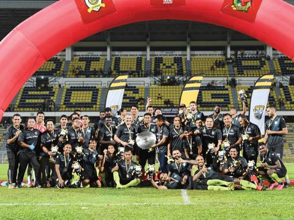 Pemain Perak meraikan kejayaan menjuarai kejuaraan Unity Shield 2020 selepas menumpaskan Kedah 3-1 di Stadium Perak.