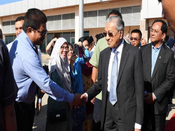 KOTA KINABALU - Perdana Menteri Tun Dr Mahathir Mohamad (dua, kanan) bersalaman dengan orang ramai sebelum berlepas pulang di Terminal Dua Lapangan Terbang Antarabangsa Kota Kinabalu hari ini.
Turut hadir Ketua Menteri Sabah Datuk Jaujan Sambakong (kanan).
Foto BERNAMA