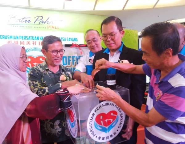Ronald Sia (dua dari kanan) dan Datuk Mohd Rashid Hasnon (tiga dari kanan) pada majlis Persatuan Kebajikkan Rasa Sayang di Batu Pahat Mall.