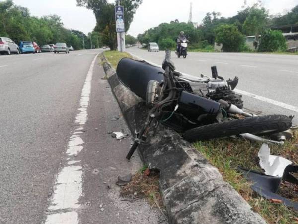 Motosikal yang ditunggang mangsa dirempuh sebuah kereta ketika membuat pusingan U di persimpangan lampu isyarat Taman Mutiara semalam.