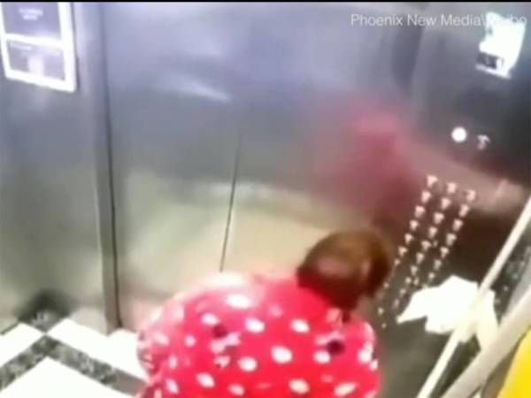 Tangkapan layar video memaparkan seorang wanita warga China bertindak meludah ke butang lif di bandar Chongqing, China yang dikhuatiri mampu menyebarkan Covid-19.