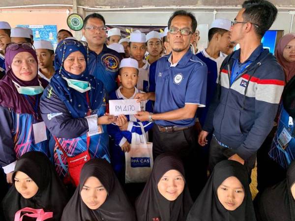 Penyerahan sumbangan kepada Pondok Bumrungsuksa Islamic Boarding School di Hatyai, Thailand 5 Februari lalu.