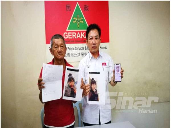 Keat Lin (kiri) menunjukkan gambar anaknya yang hilang dan laporan polis dibuat di Balai Polis Cheras, 13 Februari lalu.