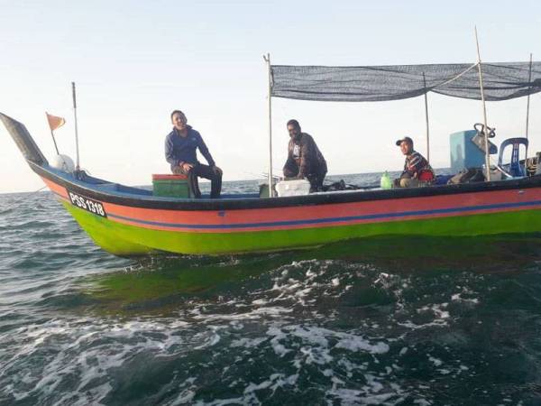 Semua mangsa yang terkandas berjaya diselamatkan tanpa mengalami sebarang kecederaan dan telah diiring oleh APMM ke jeti Kastam Kuala Perlis. - FOTO MARITIM KUALA PERLIS