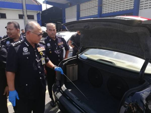 Noor Azam menunjukkan tempat sorok ketulan ganja dalam sebuah kereta yang ditemui susulan tertangkapnya beberapa individu di Kajang dan Bandar Baru Bangi, baru-baru ini.