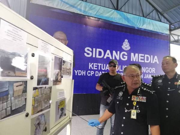 Noor Azam menunjukkan gambar berkaitan serbuan di Ayer Hitam dan Bayan Lepas, Pulau Pinang, 14 Februari lalu.