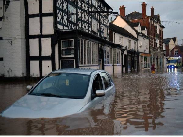 Sekitar kawasan Tenbury Wells tenggelam selepas paras Sungai Teme di barat England melimpah. - FOTO: AFP