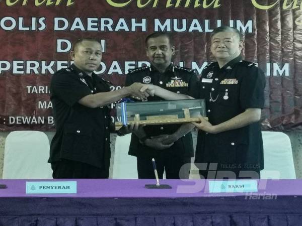 Razarudin (tengah) menyaksikan penyerahan tongkat kuasa oleh Wan Kamarul Azran kepada Koo Tai Chew pada majlis tersebut yang berlangsung di IPD Muallim di sini. 