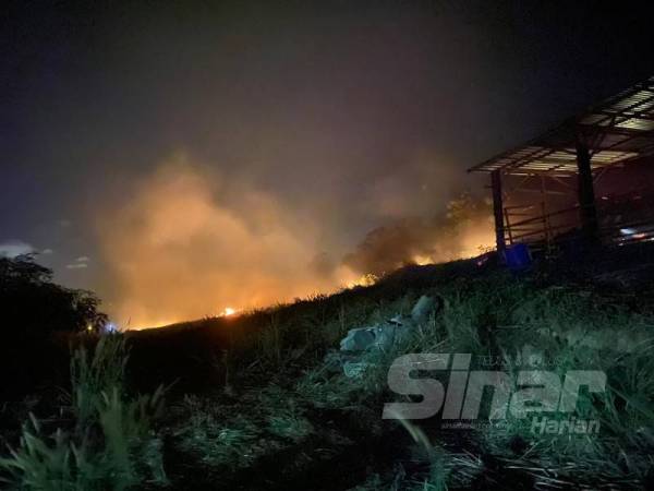 Bomba ambil masa sehingga lapan jam untuk memadam kebakaran sejak jam 4 petang semalam. 