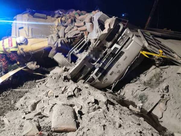 Rempuhan menyebabkan kedua-dua treler terbabas ke bahagian kiri jalan.