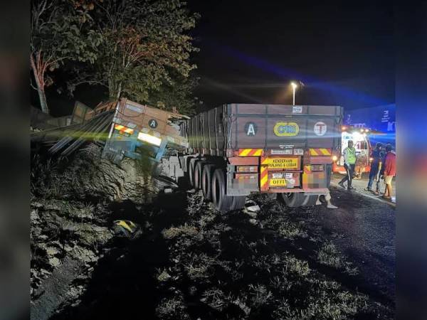 Keadaan dua treler yang terbabit dalam nahas menyebabkan seorang wanita maut akibat cedera parah di kepala.