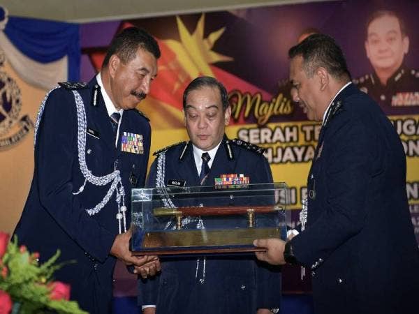KUCHING - Timbalan Ketua Polis Negara Datuk Mazlan Mansor (tengah) menyaksikan Upacara Serah Terima Tugas Pesuruhjaya Polis Sarawak di antara Datuk Ramli Din (kiri) kepada penggantinya Datuk Aidi Ismail hari ini.
Ramli dilantik sebagai Pengarah Jabatan Siasatan Jenayah Narkotik (JSJN) Bukit Aman. - Foto Bernama
