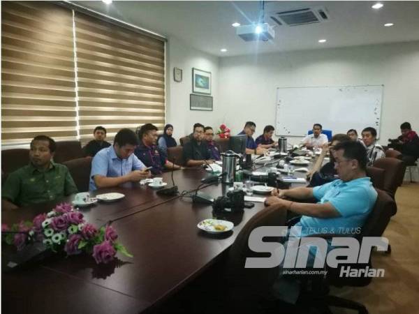 Taklimat diadakan di Pejabat Pengurusan Lembangan Sungai Muda di Kampung Rantau Panjang di sini hari ini.