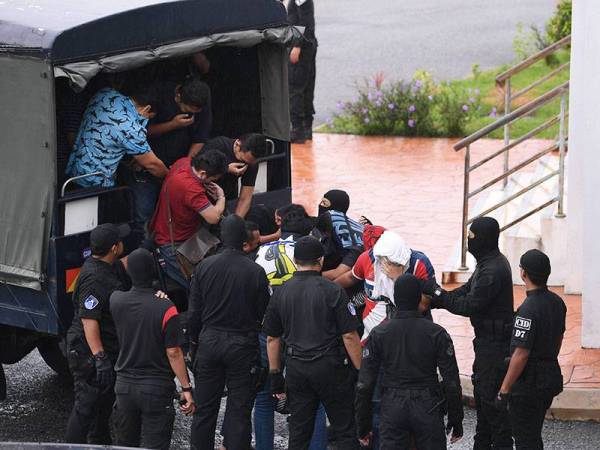 Ketua kumpulan jenayah terancang Ayahanda Yie Tiger 99 Masyre Mohamed Narizan, 39, dan 11 lagi ahli kumpulan terbabit didakwa di Mahkamah Sesyen hari ini atas tiga pertuduhan iaitu menganggotai kumpulan terbabit serta memiliki senjata dan peluru tanpa lesen dan permit yang sah. - Foto Bernama