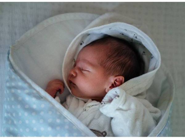 SEBAIK bayi dilahirkan, kita disunatkan untuk menanam urinya dengan cara yang sepatutnya. -Gambar hiasan