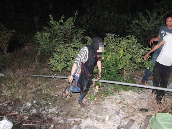 Seorang wanita warga asing yang cuba meloloskan diri dalam serbuan itu.